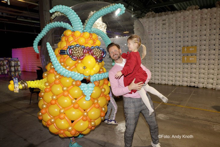 Gregor Teicher mit Tochter - Deutschland-Premiere der Ausstellung LUFTBALLONWELTEN im Pineapple Park in M&uuml;nchen am 13.02.2026 Agency People Image (c) Andy Knoth 